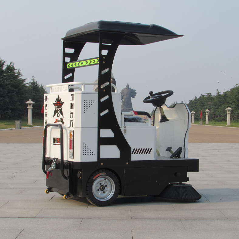 中国制造的小型电动道路清扫车Small electric road sweeper made in China.jpg